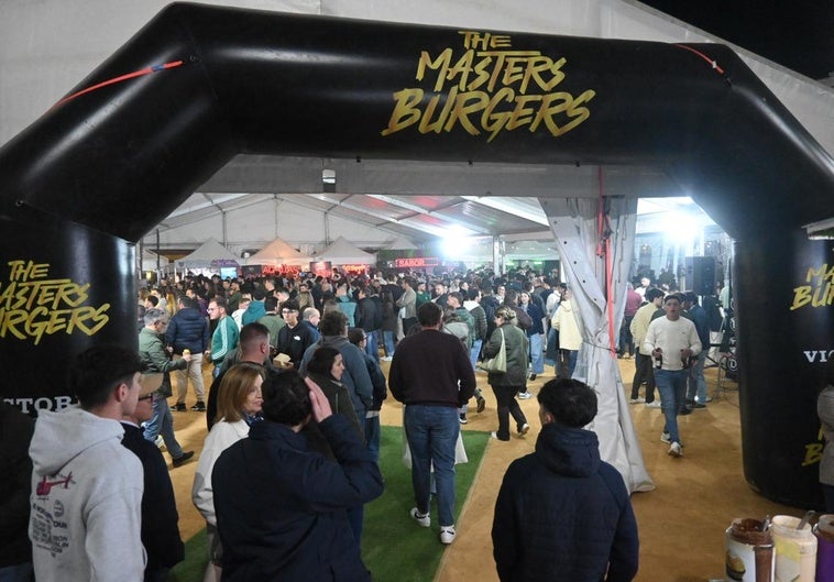 El fenómeno The Masters Burgers conquista Zafra con éxito de público
